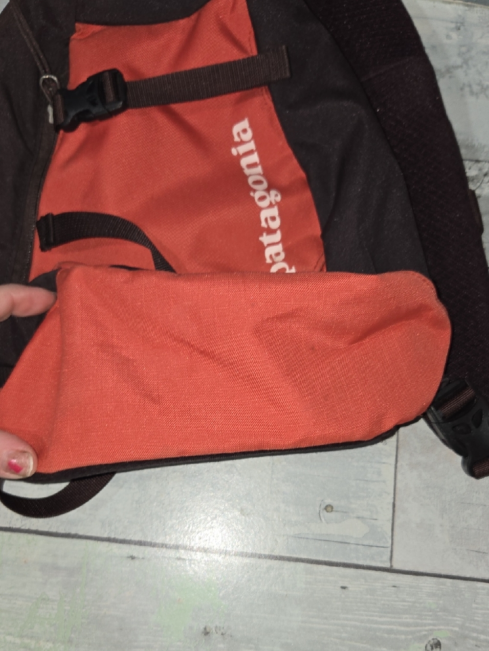 Patagonia red and black Atom 8L Sling Pack - Picture 9 of 10